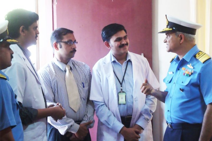 Vice Admiral Anurag G Thaplial with the Itoozhi Medical team at INA, Ezhimala