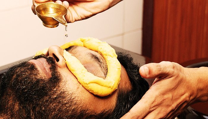 Tharpanam for the Eye at Itoozhi Ayurveda