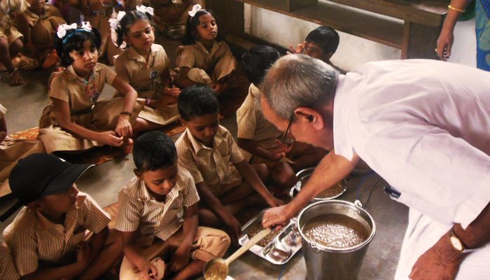 Dr. I. Bhavadasan Namboodiri serving Oushadhakanji to school children